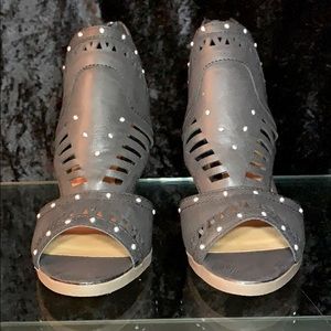 New Cloud walker’s by Avenue “RENEE Stud Peep SZ:9